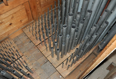 Le sommier gauche du récit, vu du fond de l'orgue.
Les jalousies de la boîte sont en haut à gauche,
et le panneau du fond est ouvert. De gauche à droite :
la Tierce, la Doublette, la Quinte, la Flûte 4',
le Salicional 8', la Voix céleste,
la Flûte harmonique 8', et la Montre-Viole 8'.