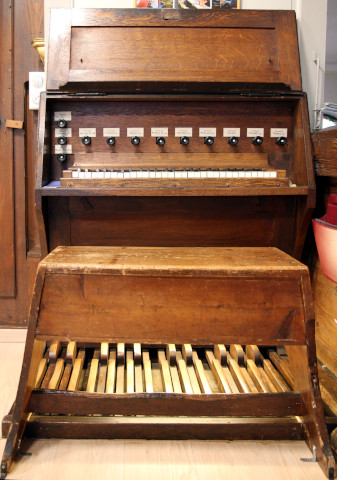 La console latérale.