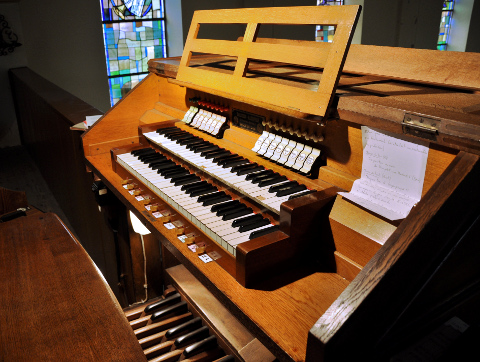 La console de Dalstein-Haerpfer.
A droite, il y a une note rédigée par un facteur bienveillant de passage,
qui a fait ce qu'il a pu avant une célébration, et donne quelques conseils pour
utiliser l'orgue au mieux, en attente d'un relevage.