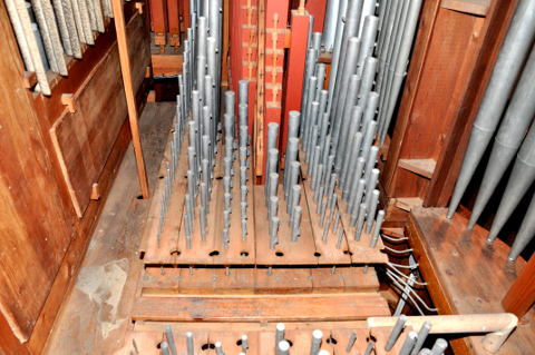 Vue sur le sommier de droite du grand-orgue.
Le récit est à gauche, et la façade à droite.
(Au premier plan, quelques tuyaux du sommier gauche du grand-orgue.)
De gauche (passerelle) à droite (façade) :
la Doublette, le Salicional, le Bourdon 8', le Bourdon 16',
le Prestant et le Principal 8'.