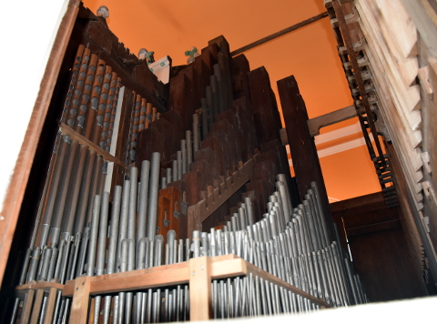 Une vue sur la tuyauterie du grand-orgue (juste au-dessus de la précédente).
Les jalousies du récit sont en haut à droite, et le revers de la façade à gauche.
Depuis la passerelle jusqu'à la façade (donc de droite à gauche) :
la Mixture-Cornet, l'Octave 2', l'Octave 4',le Bourdon 8',
la Flûte harmonique 8', la Gambe, le Bourdon 16' et le Principal 8'.