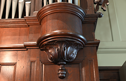 Le culot de la tourelle de droite.
Le cylindre à la hauteur de la ceinture du buffet, au-dessus du culot,
est caractéristique des buffets Verschneider.