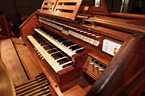 La console, avec les taquets de tirage des jeux.