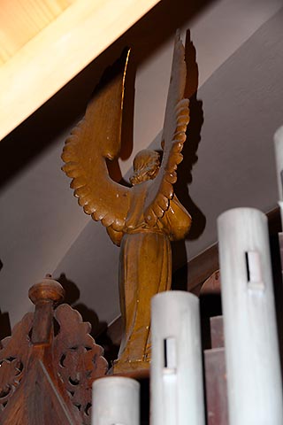L'ange (droit ; celui qui joue du luth) vu depuis l'intérieur du grand-orgue.Nous ne l'avons même pas dérangé.Il ne s'est même pas retourné.(Il jouait du Stefan Lundgren.)Il regarde vers le choeur, son attention captivée par un spectacle qui ne le lassera jamais.Le retable.
