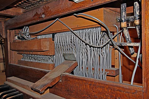 Photo avant les travaux de 2014-2015), montrant la console ouverte avec les fameuses tubulures pneumatiques.