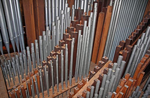 Une vue sur la tuyauterie du grand-orgue, après relevage.Ordre des chapes, de l'accès (en bas à droite) à la façade (en haut à gauche) :Trompette (hors champ), Mixture 4 rgs (hors champ), Octave 2', Flûte majeure, Hohlfloete, Bourdon 8',Gambe, Bourdon 16', Dolce, Prestant, Principal 8'.
