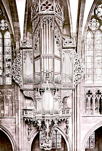 L'orgue Koulen, dans toute sa splendeur, en 1900.
C'est la planche 26 de l'ouvrage de Léon Dacheux sur la cathédrale de Strasbourg.
Elle se trouve aussi, coupée un peu plus large, entre les pages 40 et 41
de l'ouvrage de Rupp "Die Entwicklungsgeschichte der Orgelbaukunst".