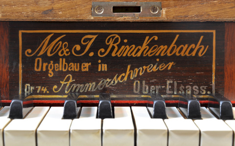 La plaque d'adresse.