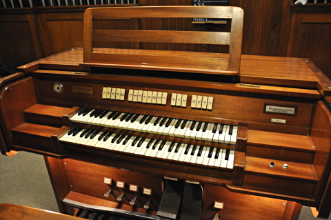La console Roethinger, en acajou.