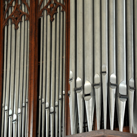 L'utilisation de tuyaux gambés - plus étroits à hauteur égale - en façade permet de donner un aspect élancé à l'instrument.
Les écussons rapportés en forme d'ogive sont caractéristiques de l'époque.