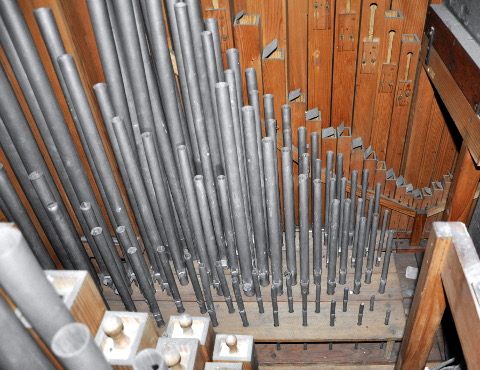 Une vue sur la tuyauterie du récit.
(En bas à gauche, le sommet de tuyaux de la Gambe et de Bourdon double du grand-orgue.)
De bas en haut : la chimère 2', la Flûte traversière 4',
l'Aeoline, le Salicional, et, au fond, la Flûte à bouches doubles, en bois.
A l'arrière plan, des tuyaux de la pédale, avec la Flûte 8' en avant.