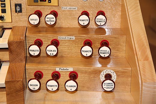 La console indépendante est placée au sol face à l'orgue.
