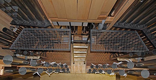 Vue plongeante sur le sommier du grand-orgue, durant le montage.Photo prise le 23/11/2013 dans les ateliers Kern.