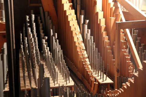Une vue sur la tuyauterie du grand-orgue.
(Tout à gauche, on distingue des tuyaux de pédale. Le grand-orgue commence
après les renforts métalliques. De gauche (pédale) à droite (façade) :
la Mixture à 3 rangs, la Tierce, le Nasard, le Flageolet,
le Bourdon 8' (tout en bois), le Principal 4', la grande Flûte harmonique 8' en bois,
le Bourdon 16' (tout en bois), et la Montre 8'.