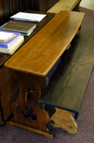 Le banc de l'orgue Rinckenbach. Il respire la qualité de fabrication.
Même son dessin, avec le tri-lobe, a une histoire.
Ce dessin pour les flancs des bancs a été adopté en 1912, et utilisé jusqu'en 1923.
Après cette date, le motif a été remplacé par une lyre stylisée, beaucoup plus "art déco".
Rien qu'à voir ce banc, on peut donc le dater d'entre 1912 et 1923.
Il était inscrit dans une tradition, comme l'était tout l'orgue de 1922,
détruit en 1983 pour en récupérer les tuyaux.