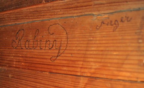 La signature de Rabiny, au dos de la tourelle centrale.
Notons qu'il y en a une seconde : "Rieger". On ne peut que sourire en pensant que,
dans 200 ans, l'orgue sera peut-être attribué à la célèbre maison autrichienne,
"une signature au dos du buffet en constituant la preuve irréfutable"...