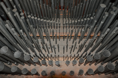 La tuyauterie du grand-orgue.
De bas (accès, arrière du grand buffet) en haut (façade) :
la Trompette, la Mixture (faux-sommier récent),
la Gambe, la Doublette, la Flûte harmonique 4',
puis l'effrayante "Rauschsquinte" (Cymbale) de 1976,
(avec son faux-sommier en contre-plaqué, ce qui lui va bien...),
le Bourdon 8', le Prestant, la Montre.
Les postages du Cornet sont juste derrière la façade. (Donc ici tout au fond.)