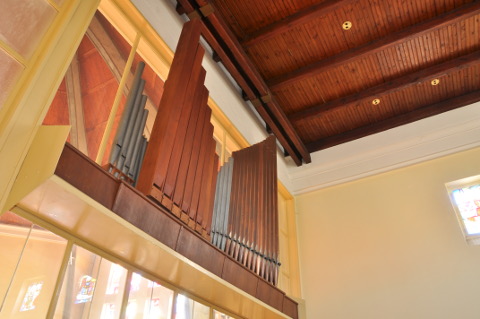 L'orgue de la chapelle, vu du côté chapelle.
La partie principale octogonale est ici à gauche, derrière la cloison vitrée.