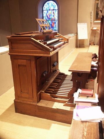 La console, entièrement authentique à l'exception de certaines porcelaines.
