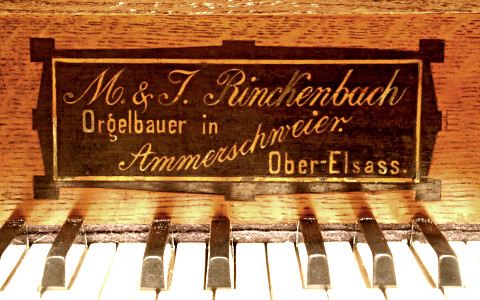 La plaque d'adresse "ondulante", avec les initiales "M.&J.", ici pour l'opus 55 (1897).