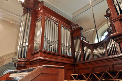 Le corps gauche du buffet abrite le grand-orgue.
En bas à droite, les sièges pliables. Ceux-ci semblent constituer une tradition
déjà ancienne à Ingersheim, puisque les comptes de la fabrique notent
déjà l'acqusition de sièges de ce type en 1932.