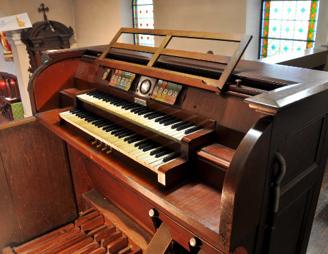 La console Kriess de 1922.
Elle a aujourd'hui un joli côté Steampunk,
avec son indicateur de crescendo et sa goulotte striée.