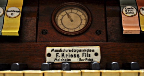 La plaque d'adresse de Franz Heinrich Kriess
et l'indicateur de crescendo.