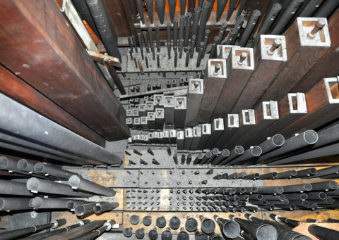 Une vue sur la tuyauterie du grand-orgue :
Depuis en bas à droite (passerelle) vers en haut à gauche (revers de la façade) :
la Trompette, la Mixture à 4 rangs, l'Octave 2', la Gambe 8',
la Flauto dolce 8', le Bourdon 16', le Bourdon 8', la Flûte 4',
l'Octave 4' et le Principal 8'.
