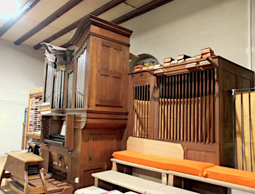 L'orgue de Katzenthal dans son écosystème.
Photo de Roland Lopes, 09/07/2004.
C'est clairement un orgue de chorale, qui existe par et pour elle.
Il fait partie de son environnement, comme les partitions, recueils, gradins,
et sûrement une boîte de bonbons quelque part.