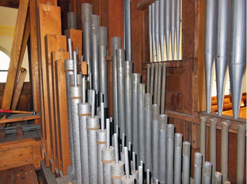 Une vue sur la tuyauterie du
                    grand-orgue.