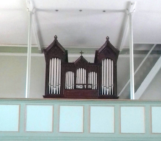 L'orgue Charles Wetzel de Knoersheim.
Photo Creative Commons, de Didivo67, 28/07/2021, zoomée sur sa moitié supérieure.