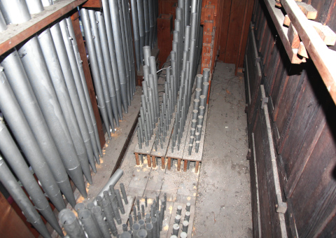 Une vue sur la tuyauterie du grand-orgue.
De gauche (revers de la façade) à droite (boîte du récit):
la Montre, le Principal 4', le Dolce et le Bourdon 8'.