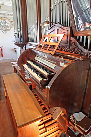 La console frontale accolée.Avec sa
                    petite armoire.