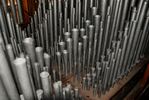 La tuyauterie des claviers manuels.
De bas (accès) en haut (façade) :
Les 3 jeux du récit : la  Flûte octaviante 4', le Bourdon et le Salicional.
Puis les jeux du grand-orgue : la Trompette, la Gambe, la Flûte 4',
la grande Flûte harmonique 8', le Bourdon 8', le Bourdon 16',
le Principal 4', puis la Montre.