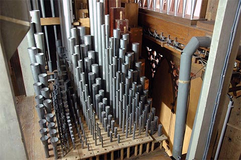 Une vue sur la tuyauterie du
                    grand-orgue.De gauche (fond/accès) à droite (façade) : la Trompette,le
                    Cornet (dont on vérifie qu'il n'est pas posté et n'a que 4 rangs),le
                    Nasard, le Prestant, le Bourdon 8', le Salicional, la Montre et le Bourdon
                    16'.