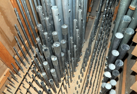 Une vue sur la tuyauterie du récit, installé dans le soubassement.
L'avant de l'orgue et les jalousies de la boîte sont à droite.
de gauche (fond) à droite (jalousies, avant de l'orgue et accès) :
l'étroite Aeoline, la Flûte pastorale 4', la Montre-Viole 8',
la grande Flûte harmonique 8',la Voix céleste, le Cor de nuit 2',
le Plein-jeu à 4 rangs, et la Trompette.
