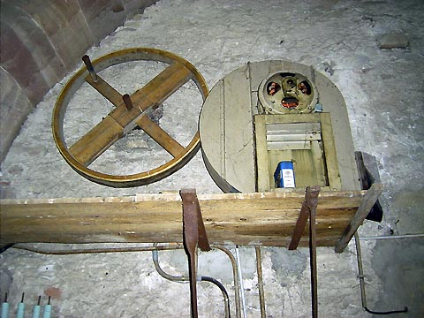 L'ancien ventilateur, vestige des travaux du début du 20 ème (photo prise le 15/08/2003).Bien qu'hors fonction, celui-ci est encore accompagné de son fidèle bidon d'huile.