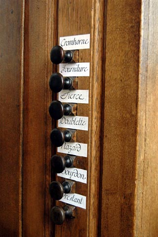  (Les tirants du positif sont dans le petit buffet, donc dans le dos de l'organiste(comme à , mais ici seulement du côté gauche.) 