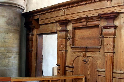 Clôture, avec le trou qui laissait passer le
                    porte-vent principal,et la fenêtre (fermée) qui permettaient à l'organiste
                    et au souffleur de se voir.