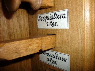 L'encoche du tirant de la Sesquialtera.