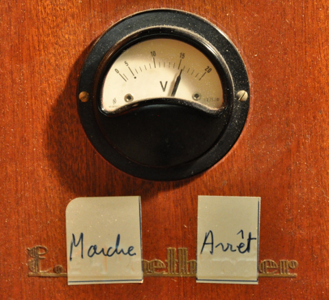 La plaque d'adresse, malheureusement partiellement masquée.