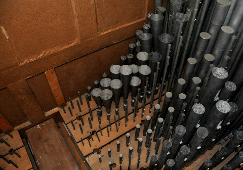 Une autre vue du récit, dans l'autre sens (le fond de l'orgue est en haut).
A droite, la moitié "Cis" (droite) du récit. (A gauche, quelques tuyaux de l'autre moitié.
De haut en bas : le Hautbois (avec ses opercules ; 6 tuyaux sont à bouche),
la Trompette (6 tuyaux sont harmoniques, et 6 à bouche), la Gambe, le Quintaton,
la Voix céleste, la Flûte harmonique et quelques tuyaux du Diapason.
(Le reste est hors champ).