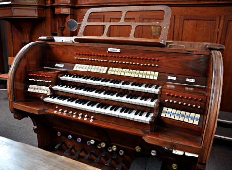 La console du vaisseau musical.
Son apparente sophistication - qui lui confère un côté "Jules Vernesque" -
contribue beaucoup à l'ambiance à la tribune.
Elle n'est toutefois pas si compliquée que ça
(et on n'est pas obligé de se servir de tout...)