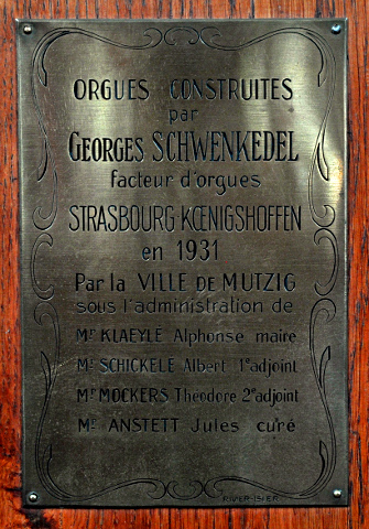La plaque commémorative, placée sur le flanc avant du buffet.