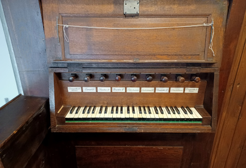 La console de l'orgue de Nambsheim.
On distingue, en haut, le bas des étiquettes anciennes.