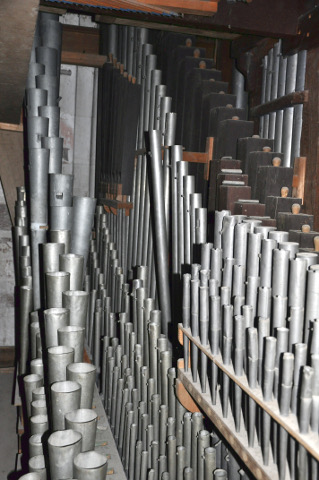 Une vue sur la tuyauterie du grand-orgue.
De gauche à droite : le Clairon, la Trompette,
la chape vide du Basson 16', la Doublette, la Fourniture.
Il y a ensuite (non visible) la Quinte. 
A droite dans la moitié inférieure de l'image : le Cornet.
Puis la Gambe 8', le Bourdon 8', la Flûte 8' (en bois),
le Bourdon 16'  (en bois), le Prestant, la Montre 8' et le Principal 16'.