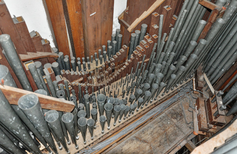 Une vue sur la tuyauterie du grand-orgue, dans le corps droit.
Il s'agit des "grands" jeux (8' de haut) (le Nasard n'est pas d'origine)/
Depuis la passerelle, en remontant vers le mur (qui est le mur droit de l'édifice) :
la Trompette (aux dessus harmoniques), la Montre 8', la Gambe, la "Nasard",
la Flûte d'orchestre (en bois), la Flûte majeure (en bois),
et le Bourdon 16', au dessus métalliques, avec des tuyaux graves postés au fond.
Tout à droite, les pieds de deux tuyaux de la Trompette,
qui sont postés derrière la façade.
