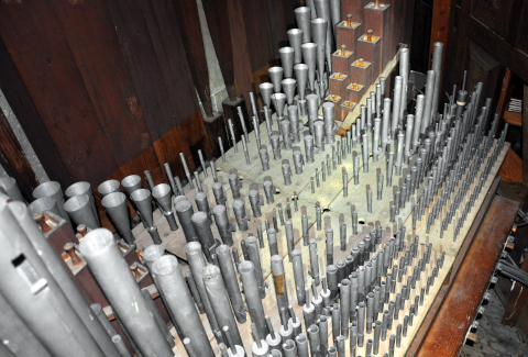 L'autre partie de la tuyauterie du grand-orgue.
Depuis en haut à gauche vers en bas à droite :
le Clairon, le Bourdon 8', la Doublette, le Principal 4',
la Flûte à cheminée 4', et l'incongru "Plein-jeu".