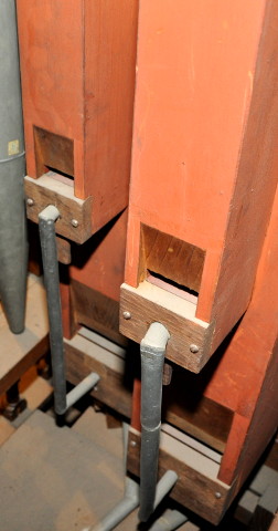 Des notes graves du Principal 16' sont "acoustiques".
Ce n'est pas un seul tuyau (de 16') qui parle, mais deux, l'un en 8' et l'autre en 5'1/3.
La fréquence des battements ressentis par l'oreille est égale à la différence des deux fréquences,
soit f(5'1/3) - f(8') = (3/2 -1) x f(8'), soit 1/2 f(8') = f(16').
Les deux tuyaux ensemble sonnent comme un 16'.
Pour améliorer le couplage entre les deux oscillateurs,
le petit tuyau est placé sur la face du grand. (En kangourou.)
Ils partagent la même alimentation via un conduit ombilical.
