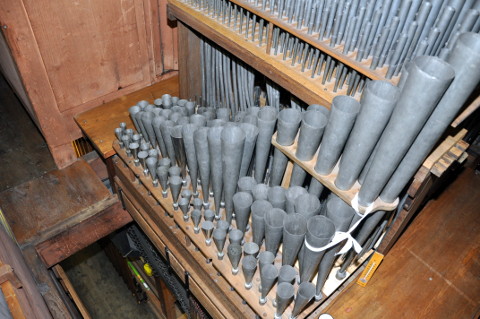 De l'autre côté du Cornet.
Pour voir les tuyaux placés derrière le Cornet,
il a fallu se déplacer vers le fond de l'orgue,
et pivoter de 90° vers la droite (même orientation que la première vue).
Depuis l'avant et vers le fond, donc sur l'image de haut en bas :
le Cornet, la Bombarde 16', la Trompette (20 tuyaux harmoniques de hauteur double),
et le Clairon (dont les 14 derniers résonateurs ont aussi une hauteur double.
Ils ne sont pas harmoniques, il s'agit d'une reprise : ils sonnent en 8'.